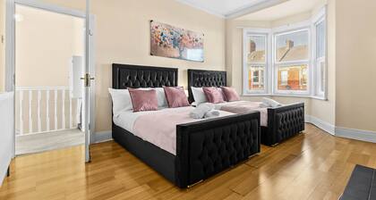3 Bedroom Home|Sleeps 6 Guest|4 Double Bed|Parking|Newcastle