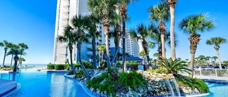 Una piscina al aire libre, una piscina climatizada