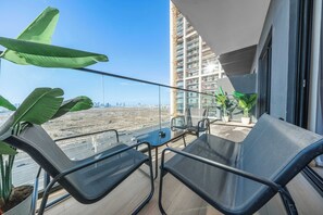Property grounds - Free housekeeping visits during your stay - StayShort - 1BR in JVC that Sleeps 4 with a Balcony! (JVC)