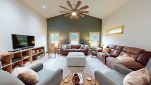 Smart-TV, DVD-spiller og bøker