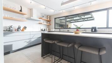 3 عدّة غرف نوم ومكتب