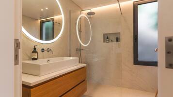 House | 3 bedrooms, desk