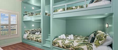 Fer et planche à repasser, lit parapluie, Wi-Fi gratuit, draps fournis