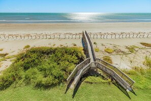 On the beach - Brand New in Sand Dollar Beach - Open Plan, Covered Decks & Shared Walkover (Galveston)