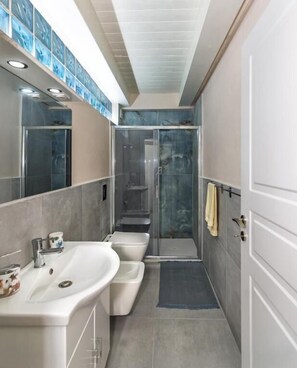 Appartement, balkon, uitzicht op zee | Badkamer | Een haardroger, handdoeken