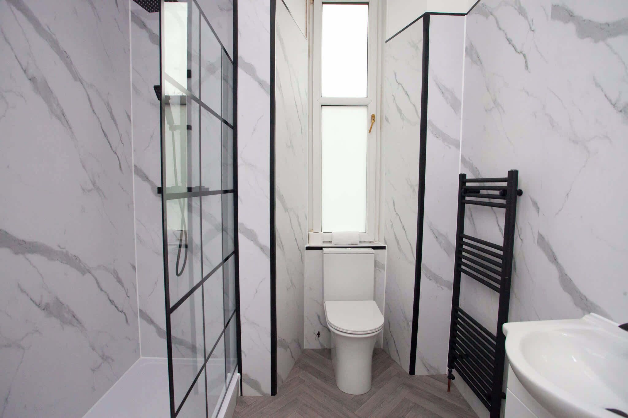 Dutxa, assecador de cabells i tovalloles 