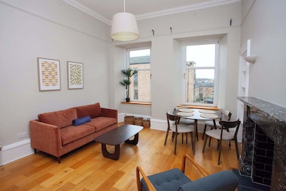 Stylish Southside 3 Bedroom Flat with Free Parking