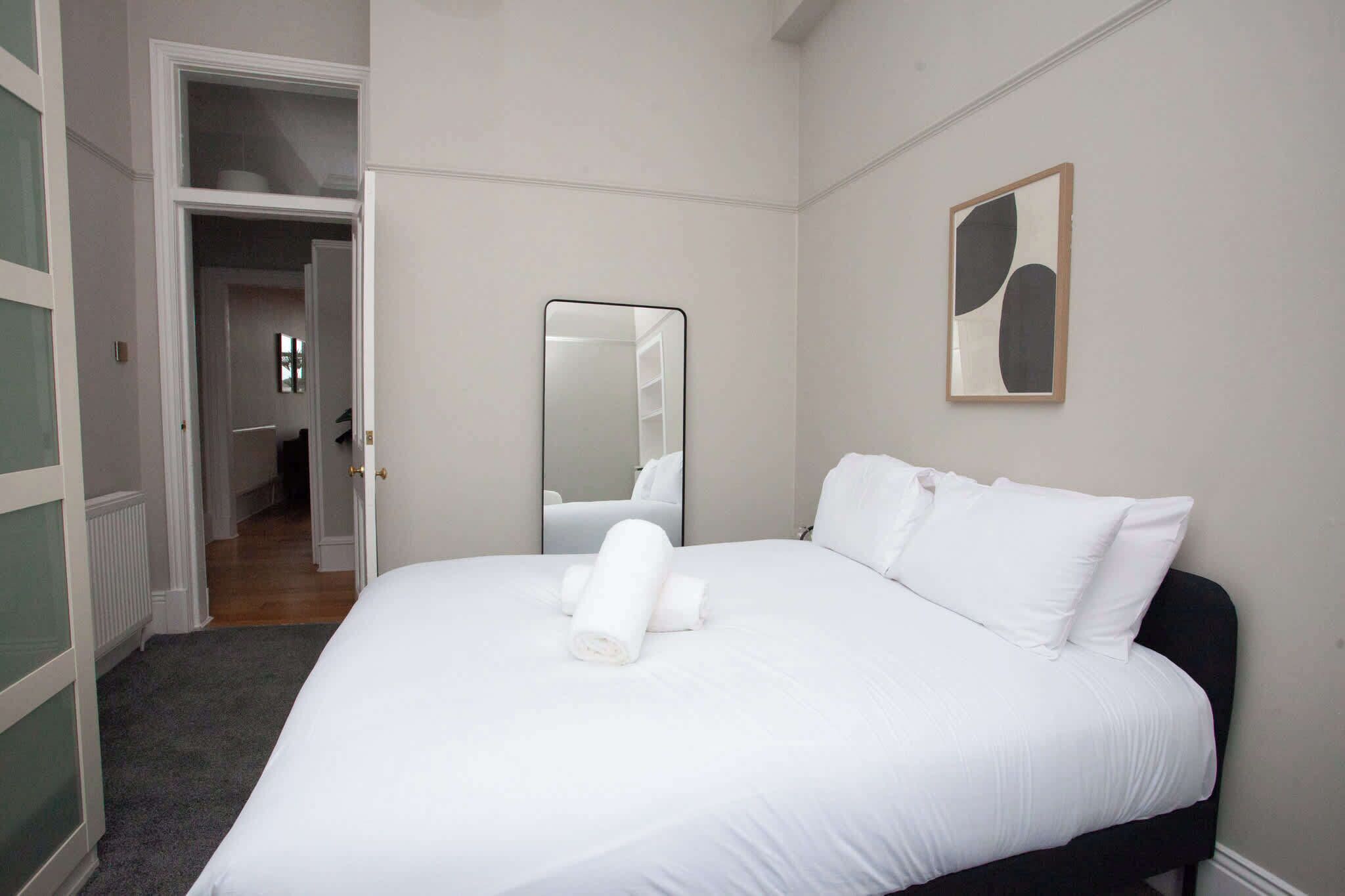 Planxa i posts de planxar, wifi i roba de llit 