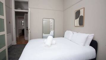 Planxa i posts de planxar, wifi i roba de llit