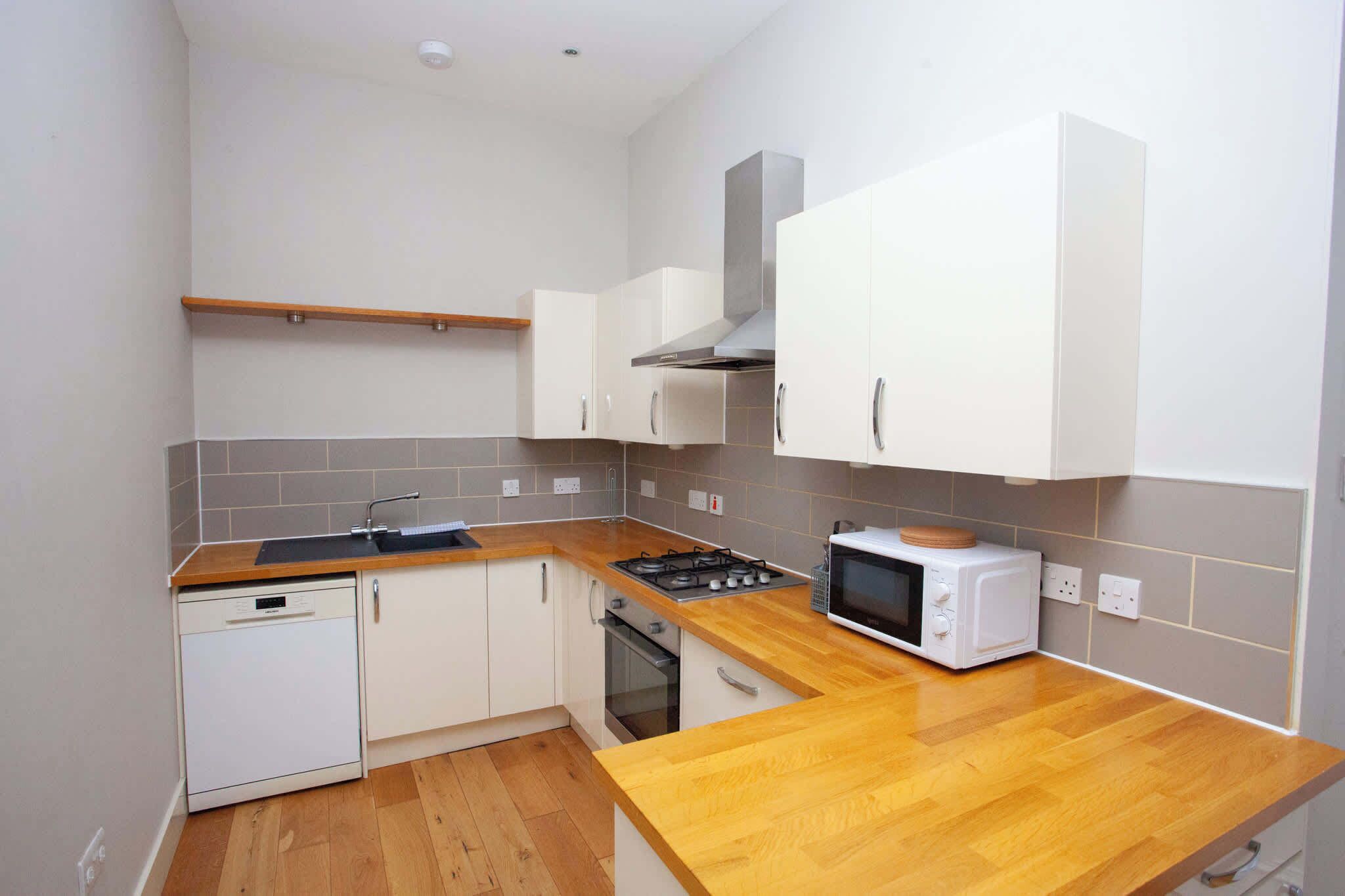 Frigorífico, microondas, horno y placa de cocina