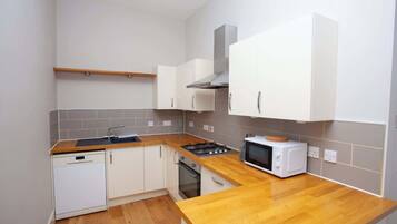 Frigorífico, microondas, horno y placa de cocina