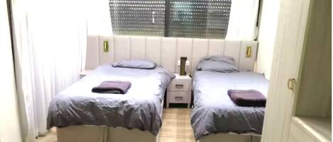 Planxa i posts de planxar, wifi i roba de llit