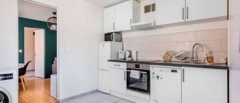 Refrigerador, microondas, horno y lavavajillas