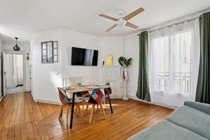 Interior - Luxury Paris Apt, Metro 4 & RER B, CDG Access (Paris)