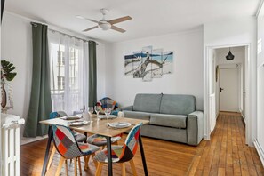 Living area - Luxury Paris Apt, Metro 4 & RER B, CDG Access (Paris)