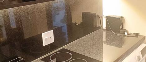 Réfrigérateur, micro-ondes, cafetière/bouilloire