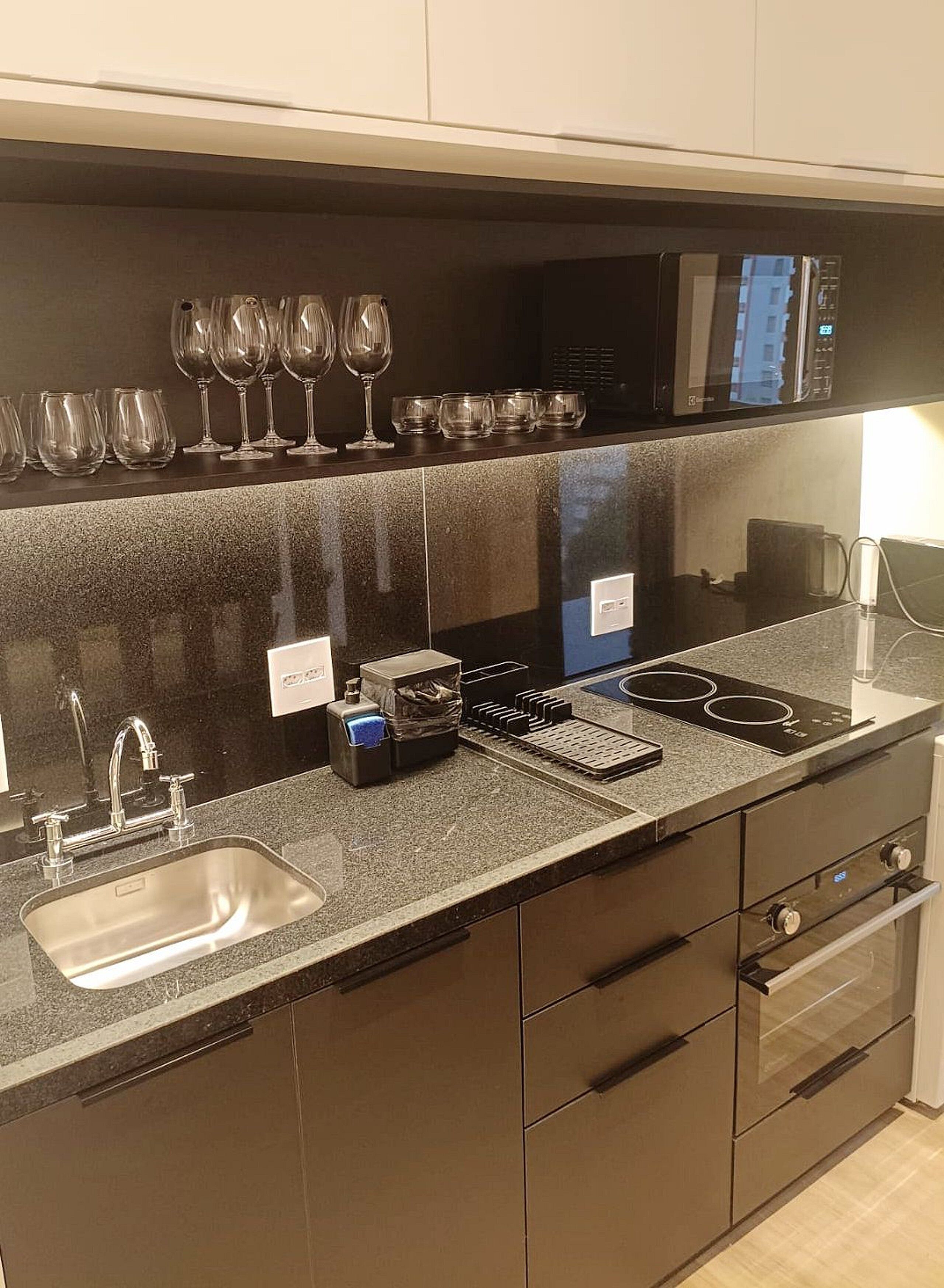 Jääkaappi, mikroaaltouuni, kahvin-/teenkeitin