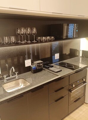 Jääkaappi, mikroaaltouuni, kahvin-/teenkeitin