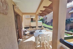 Outdoor dining - Two-room apartment of approximately 40 square meters, approximately 250 meters from the sea.Comprising a living room with a fully equipped kitchenette, a double sofa bed, a double bedroom, and a bathroom with shower.The apartment is located on the first  (Marinella)