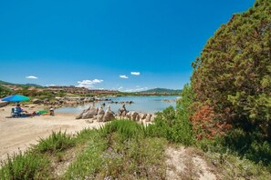 Beach - Two-room apartment of approximately 40 square meters, approximately 250 meters from the sea.Comprising a living room with a fully equipped kitchenette, a double sofa bed, a double bedroom, and a bathroom with shower.The apartment is located on the first  (Marinella)