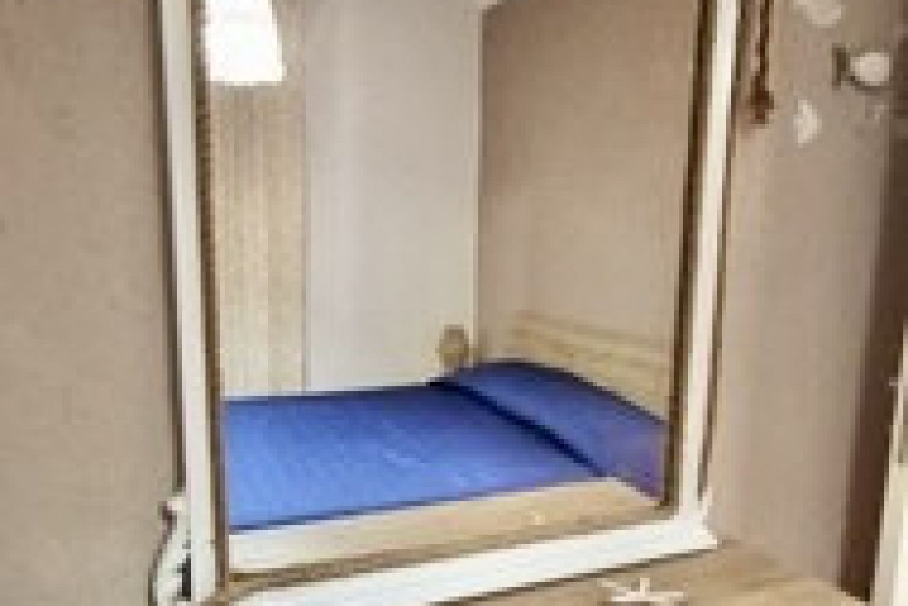 1 bedroom, travel cot