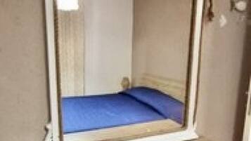 1 bedroom, travel cot