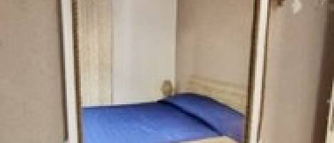 1 bedroom, travel cot