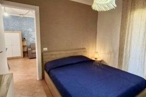 Room - Two-room apartment of approximately 40 square meters, approximately 250 meters from the sea.Comprising a living room with a fully equipped kitchenette, a double sofa bed, a double bedroom, and a bathroom with shower.The apartment is located on the first  (Marinella)