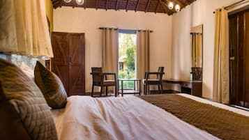 Casa rural, balcó, vistes al jardí | Planxa i posts de planxar i wifi gratuïta