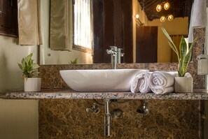 Shower, slippers, towels - Bijrani Jungle Cottages by CYJ (Ramnagar)