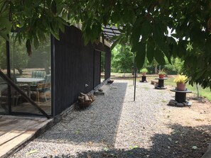 Outdoor dining - Our home... Between Avocado Trees and Hills. (El Tránsito)