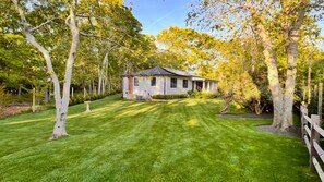 Property grounds - Southampton Bullhead Bay Private Home, Fenced in Yard, Great for Families (Southampton)