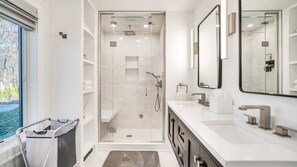 Shower, hair dryer, towels - Southampton Bullhead Bay Private Home, Fenced in Yard, Great for Families (Southampton)