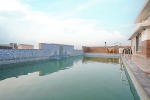 Swim-up bar - Krishna Cottage (Digha)