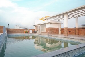 Swim-up bar - Krishna Cottage (Digha)