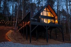 Exterior - The Blend: Luxurious 2 BR A-Frame! Hot Tub! Fire Pit! Pond! (Dahlonega)