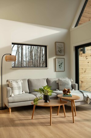 Smart TV, fireplace, books - The Blend: Luxurious 2 BR A-Frame! Hot Tub! Fire Pit! Pond! (Dahlonega)