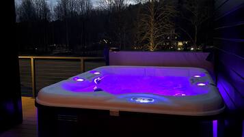 Tina de hidromasaje al aire libre