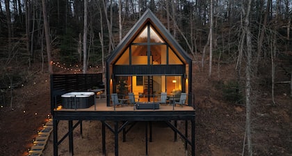 The Blend: Luxurious 2 BR A-Frame! Hot Tub! Fire Pit! Pond!