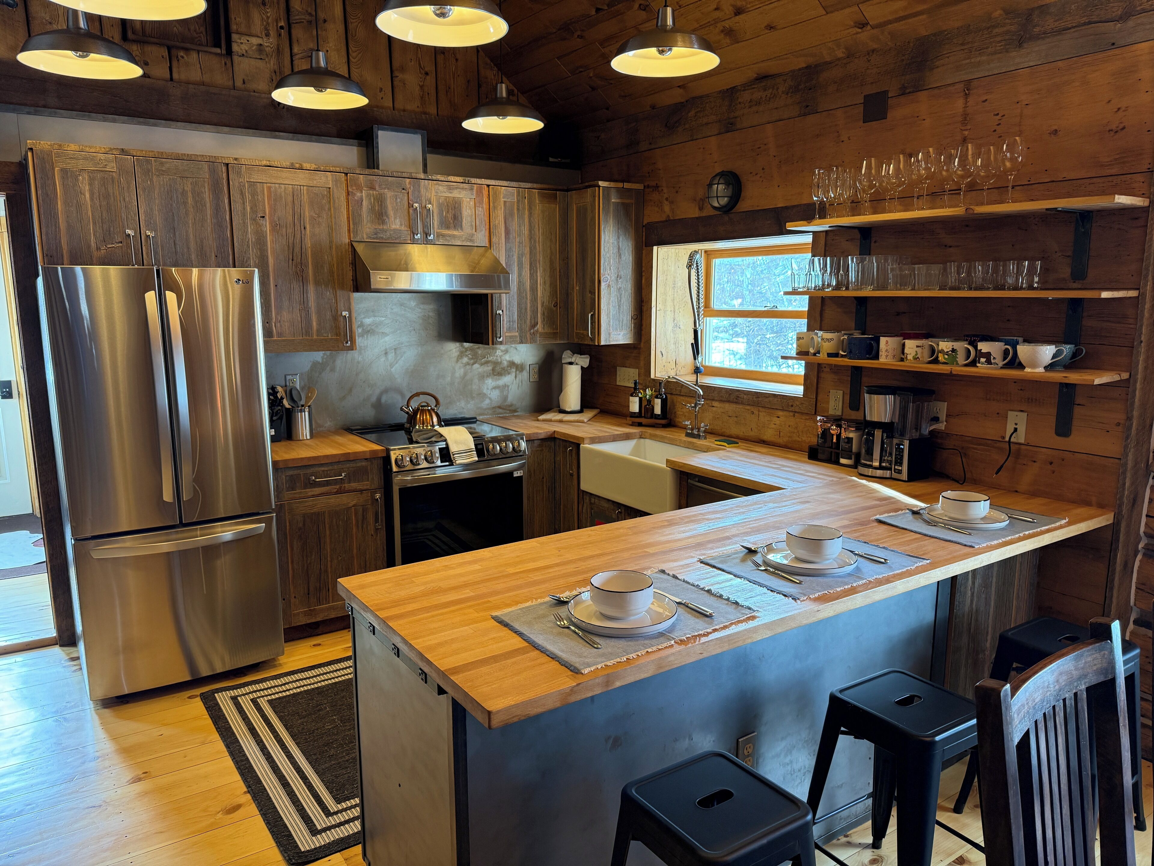 Køleskab, mikrobølgeovn, ovn, kogeplade