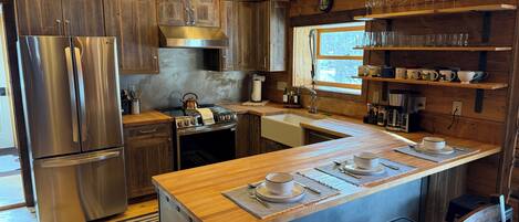 Een koelkast, een microgolfoven, een oven, een kookplaat