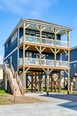 Exterior - Newer 4 Bedroom home/elevator/HOT TUB/EV charger (North Topsail Beach)