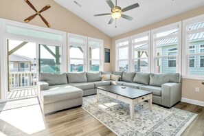 Smart TV - Newer 4 Bedroom home/elevator/HOT TUB/EV charger (North Topsail Beach)