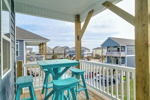 Outdoor dining - Newer 4 Bedroom home/elevator/HOT TUB/EV charger (North Topsail Beach)