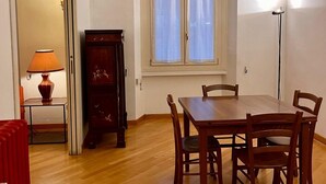 Dining - Elegant & Large flat for Family and Groups (Milano)