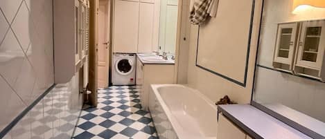 Shower, hair dryer, bidet, towels