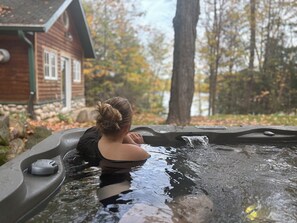 Outdoor spa tub - Copper Lake Cabin - Relax, Play and Connect (Irma)