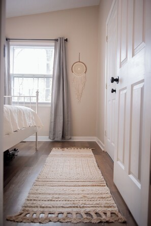 2 bedrooms, iron/ironing board, WiFi, bed sheets