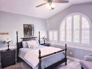 3 bedrooms, desk, iron/ironing board, WiFi - Luxurious 3500 sq. Home on the Golf Course (Kingman)