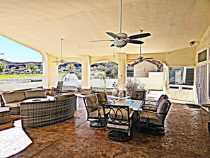 Outdoor dining - Luxurious 3500 sq. Home on the Golf Course (Kingman)